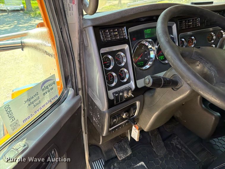 image for item FN5820 2009 Kenworth T8 Series dump truck