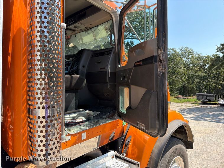 image for item FN5820 2009 Kenworth T8 Series dump truck