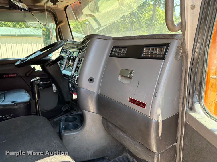 image for item FN5820 2009 Kenworth T8 Series dump truck