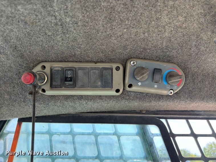 image for item FP3026 2002 Bobcat 873 skid steer loader