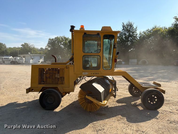 image for item FP3039 Waldon Sweep Master 250 broom