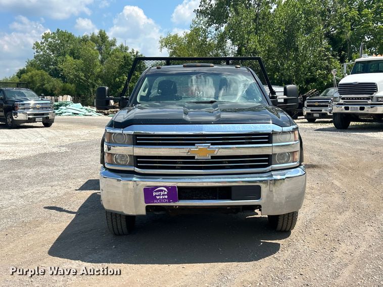image for item FT6021 2015 Chevrolet  Silverado 3500HD flatbed pickup truck