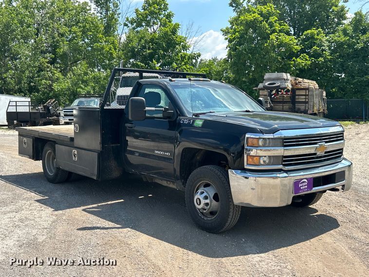 image for item FT6021 2015 Chevrolet  Silverado 3500HD flatbed pickup truck