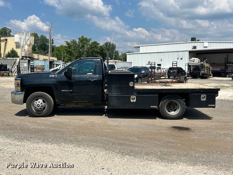 image for item FT6021 2015 Chevrolet  Silverado 3500HD flatbed pickup truck