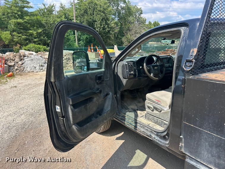 image for item FT6021 2015 Chevrolet  Silverado 3500HD flatbed pickup truck