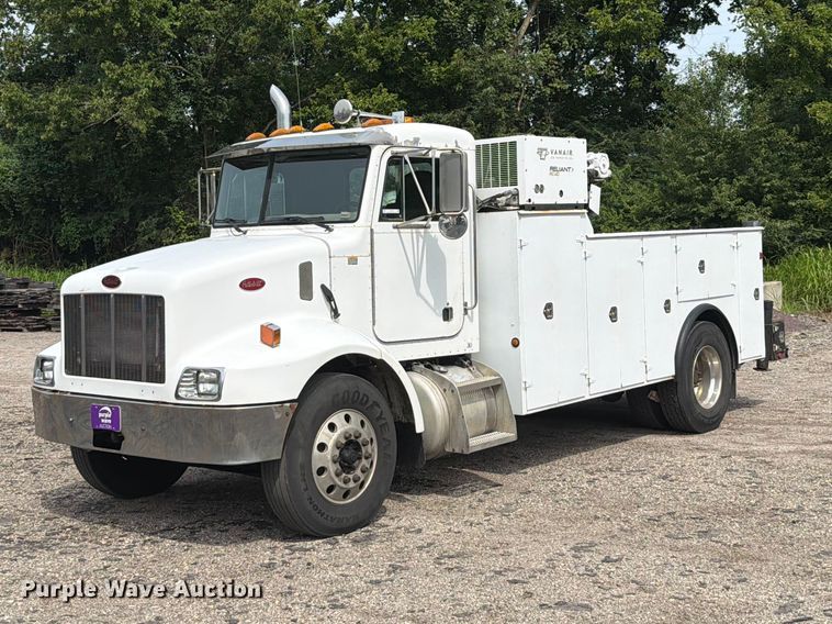 image for item FT6158 2002 Peterbilt 330 utility / service truck