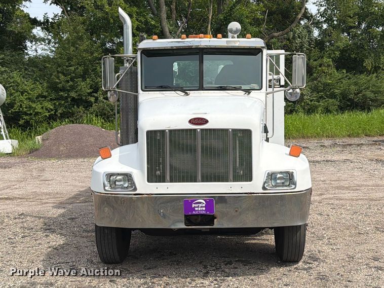 image for item FT6158 2002 Peterbilt 330 utility / service truck