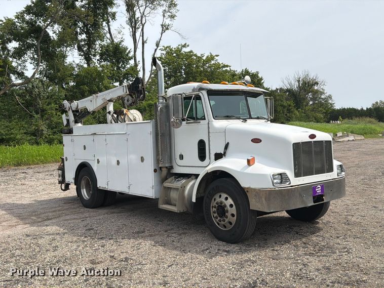 image for item FT6158 2002 Peterbilt 330 utility / service truck