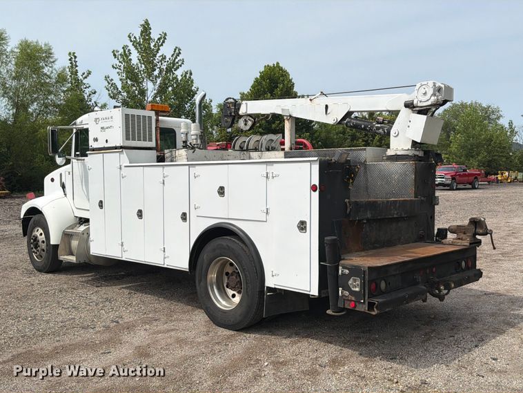 image for item FT6158 2002 Peterbilt 330 utility / service truck