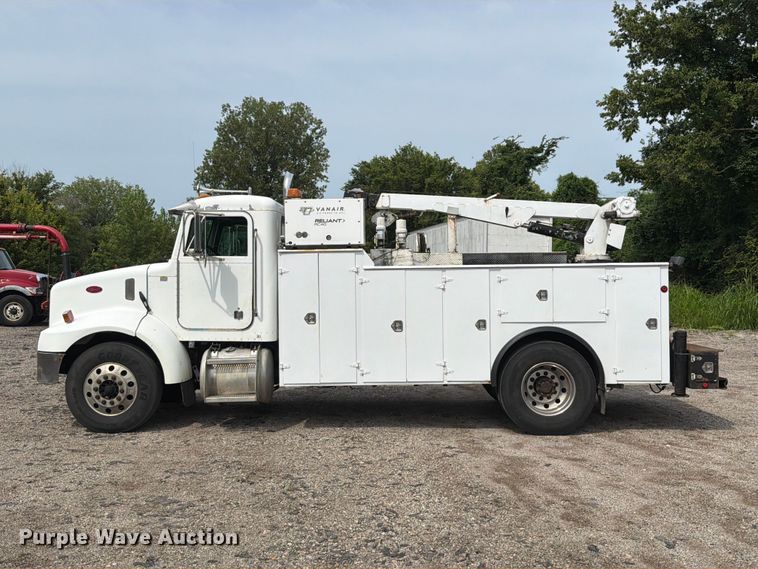 image for item FT6158 2002 Peterbilt 330 utility / service truck
