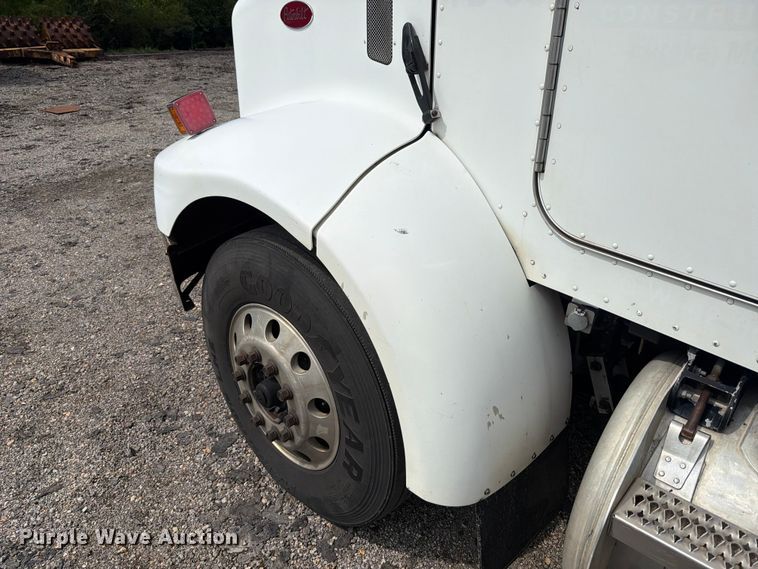 image for item FT6158 2002 Peterbilt 330 utility / service truck