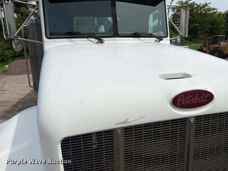 image for item FT6158 2002 Peterbilt 330 utility / service truck