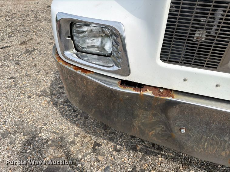 image for item FT6158 2002 Peterbilt 330 utility / service truck