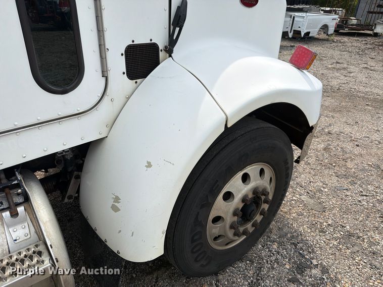 image for item FT6158 2002 Peterbilt 330 utility / service truck