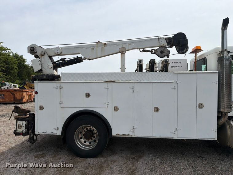 image for item FT6158 2002 Peterbilt 330 utility / service truck