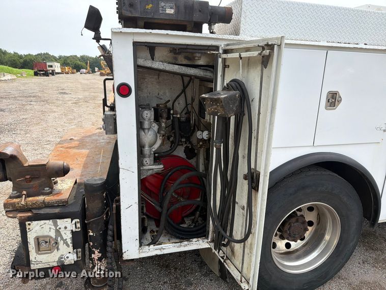 image for item FT6158 2002 Peterbilt 330 utility / service truck