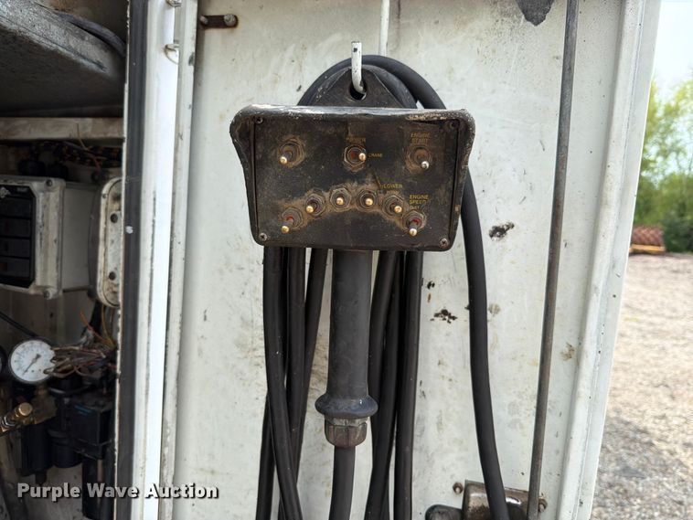 image for item FT6158 2002 Peterbilt 330 utility / service truck