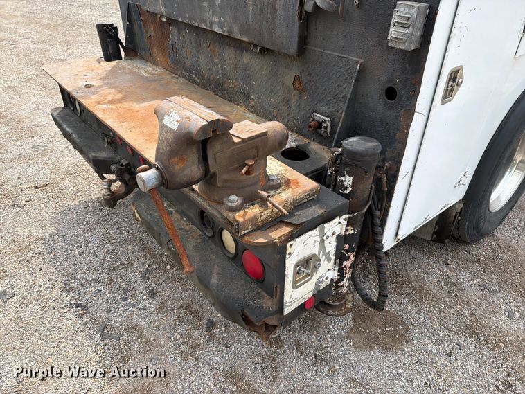 image for item FT6158 2002 Peterbilt 330 utility / service truck