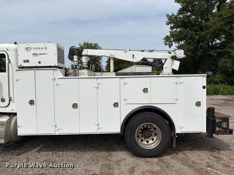 image for item FT6158 2002 Peterbilt 330 utility / service truck