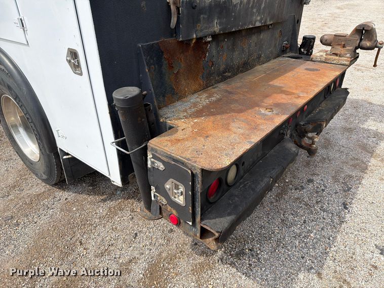 image for item FT6158 2002 Peterbilt 330 utility / service truck
