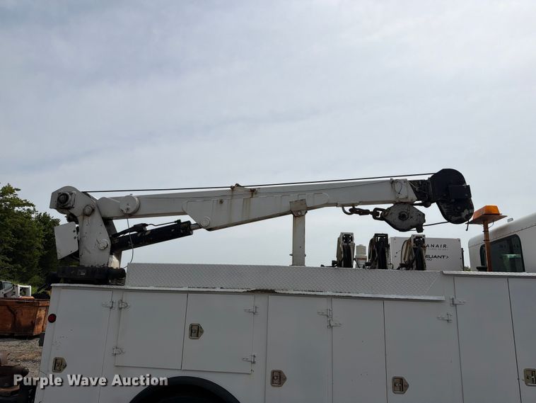 image for item FT6158 2002 Peterbilt 330 utility / service truck