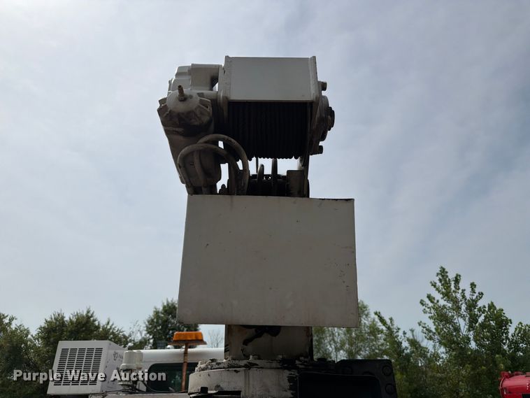 image for item FT6158 2002 Peterbilt 330 utility / service truck