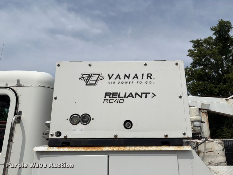 image for item FT6158 2002 Peterbilt 330 utility / service truck