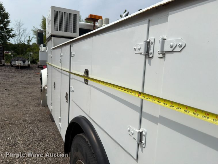 image for item FT6158 2002 Peterbilt 330 utility / service truck