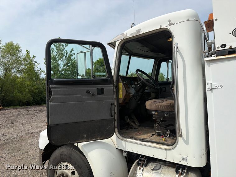 image for item FT6158 2002 Peterbilt 330 utility / service truck