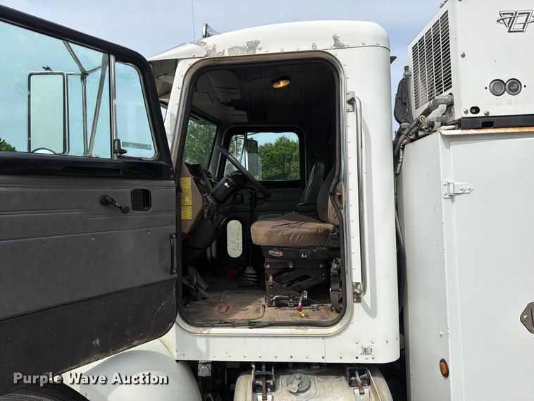 image for item FT6158 2002 Peterbilt 330 utility / service truck