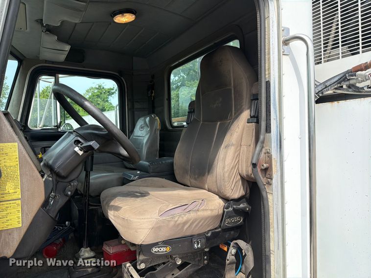 image for item FT6158 2002 Peterbilt 330 utility / service truck