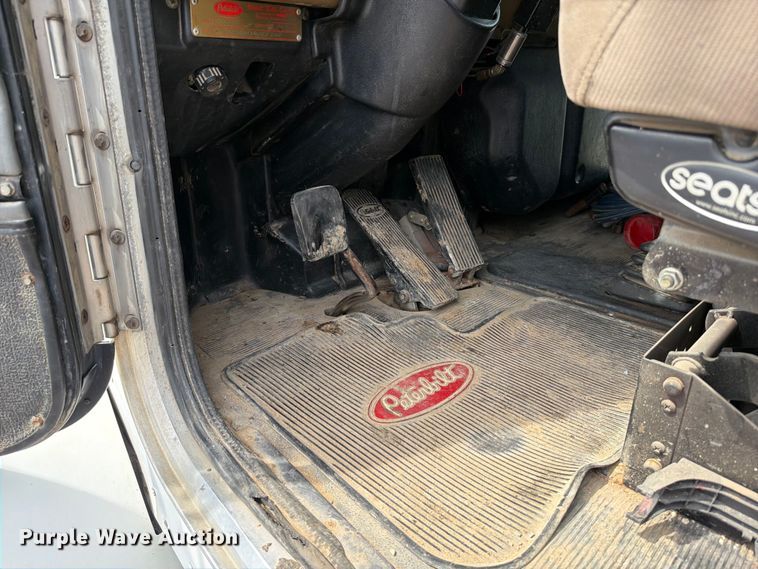 image for item FT6158 2002 Peterbilt 330 utility / service truck