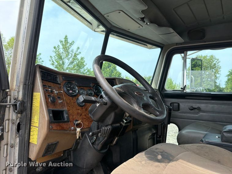 image for item FT6158 2002 Peterbilt 330 utility / service truck