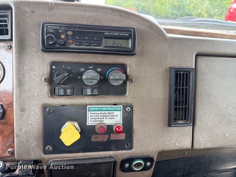 image for item FT6158 2002 Peterbilt 330 utility / service truck