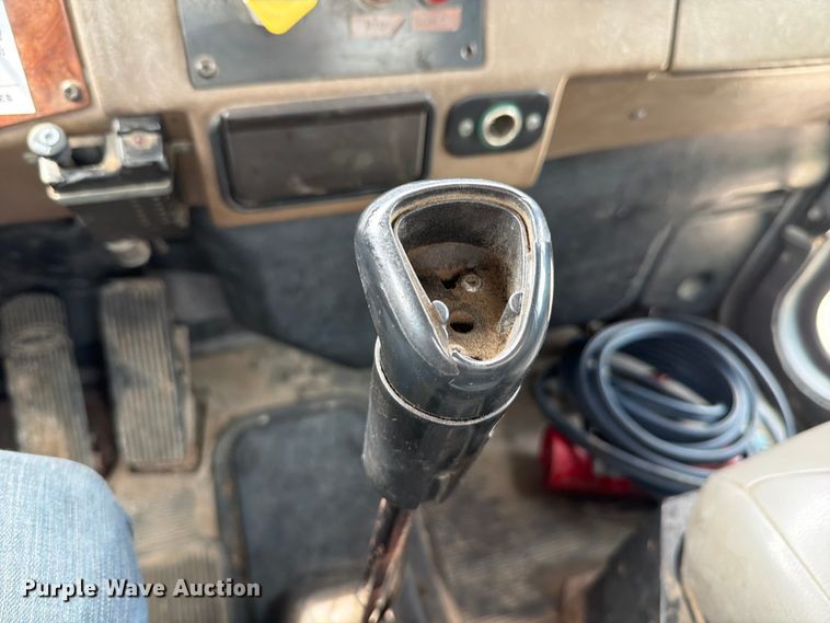 image for item FT6158 2002 Peterbilt 330 utility / service truck