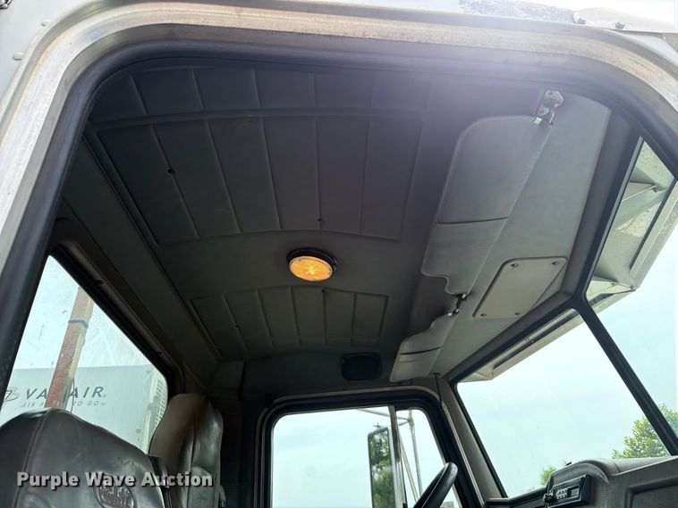 image for item FT6158 2002 Peterbilt 330 utility / service truck