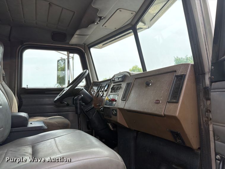image for item FT6158 2002 Peterbilt 330 utility / service truck