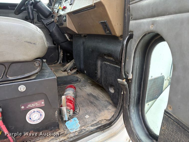 image for item FT6158 2002 Peterbilt 330 utility / service truck