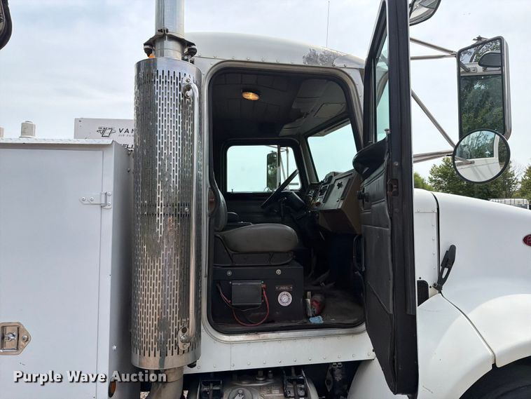 image for item FT6158 2002 Peterbilt 330 utility / service truck