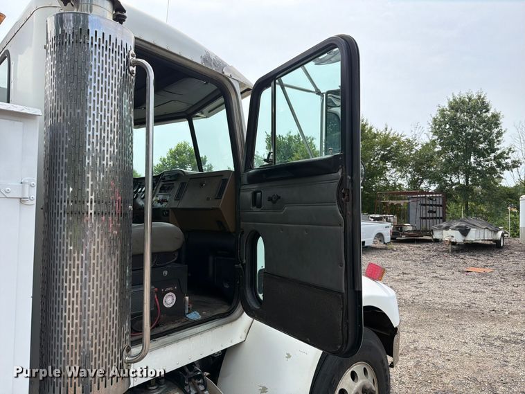 image for item FT6158 2002 Peterbilt 330 utility / service truck
