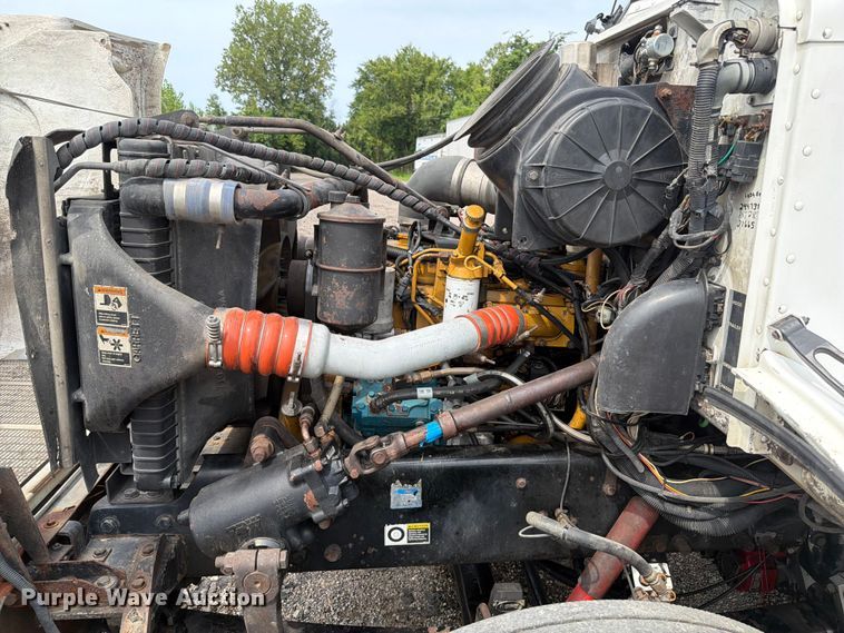 image for item FT6158 2002 Peterbilt 330 utility / service truck