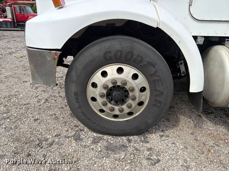 image for item FT6158 2002 Peterbilt 330 utility / service truck