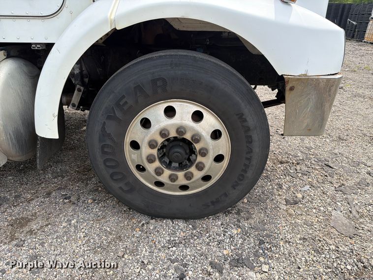 image for item FT6158 2002 Peterbilt 330 utility / service truck