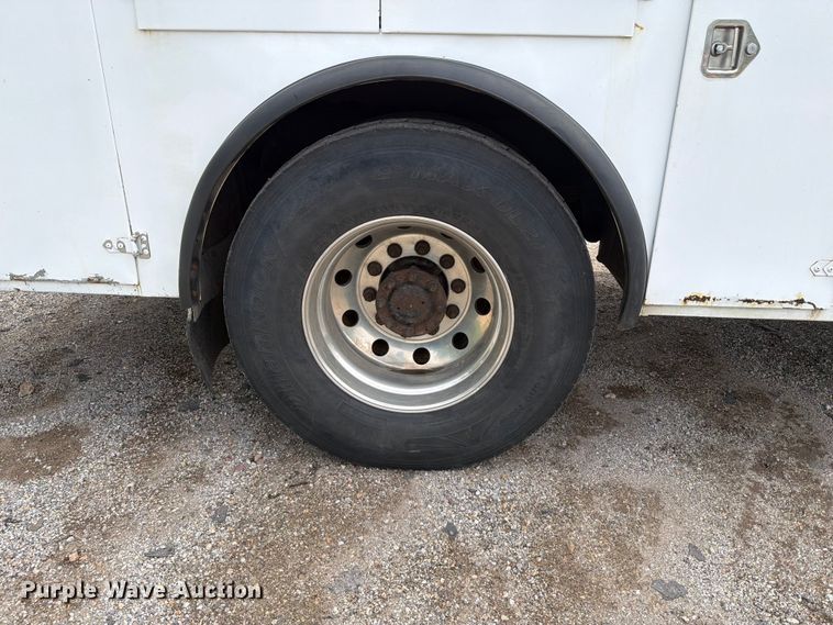 image for item FT6158 2002 Peterbilt 330 utility / service truck