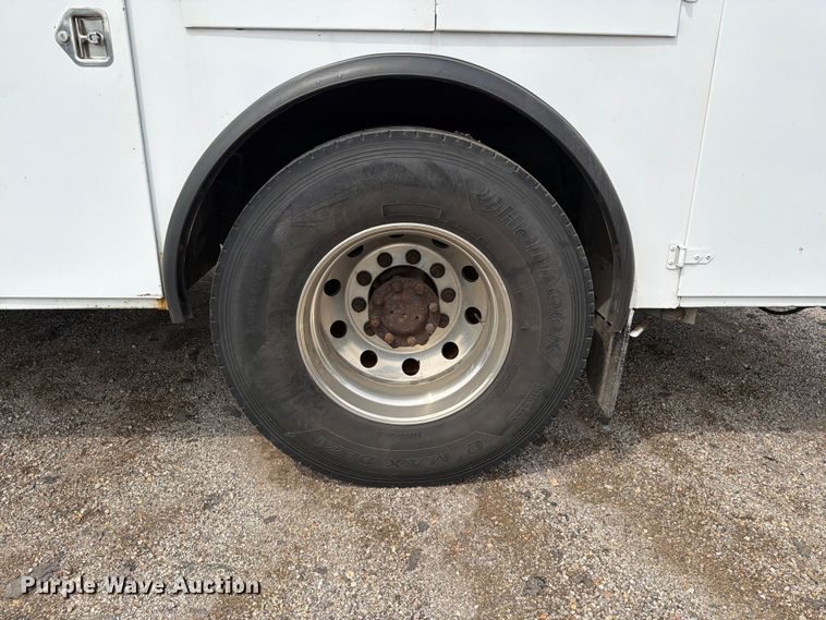 image for item FT6158 2002 Peterbilt 330 utility / service truck