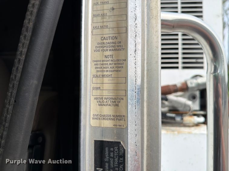 image for item FT6158 2002 Peterbilt 330 utility / service truck