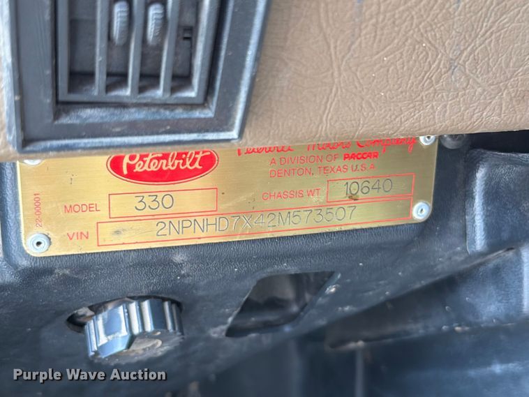 image for item FT6158 2002 Peterbilt 330 utility / service truck