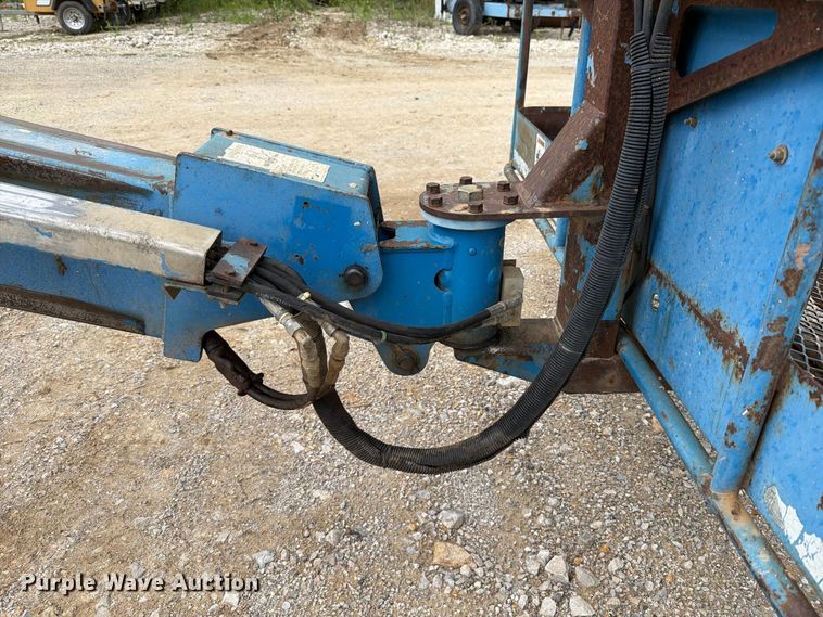 image for item FT6184 1999 Genie S-40 boom lift