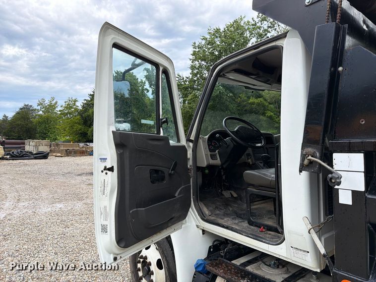image for item FT6187 2018 International 4300 SBA dump truck