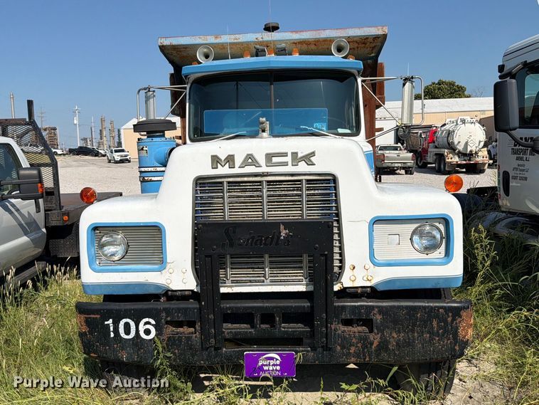 image for item FT6216 1989 Mack R690ST dump truck